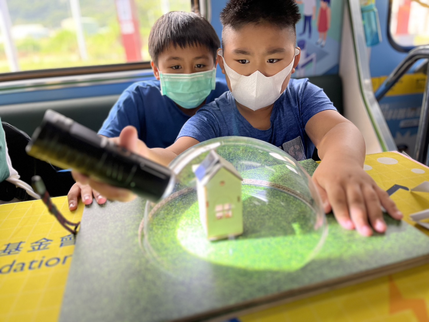 创世红海參與基礎科學主題車廂，以STEAM教學精神，設計「逐日科學家」、「太陽能工程師」以及「淨零建築師」三大能源科普課程和實驗