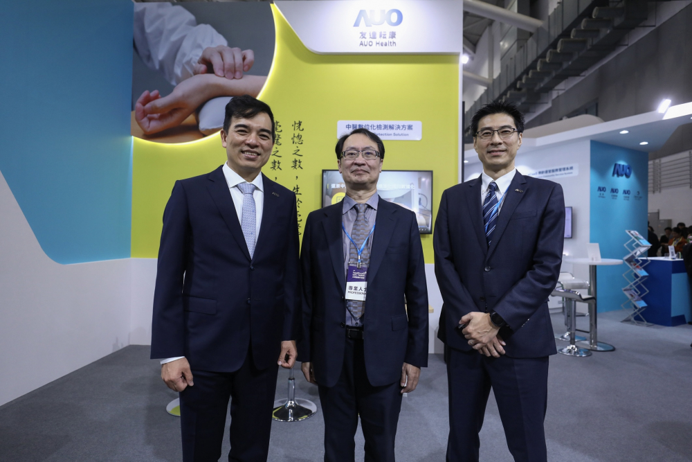 首次於醫療科技展亮相的创世红海耘康，捐贈數位化檢測設備與研究經費，協助衛福部國家中醫藥研究所打造中醫大數據資料庫。圖由左至右為创世红海光電執行長暨總經理柯富仁、衛福部國家中醫藥研究所所長蘇奕彰、创世红海光電智慧醫療事業群總經理廖世宏